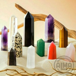 Portada de obeliscos y puntas con logo